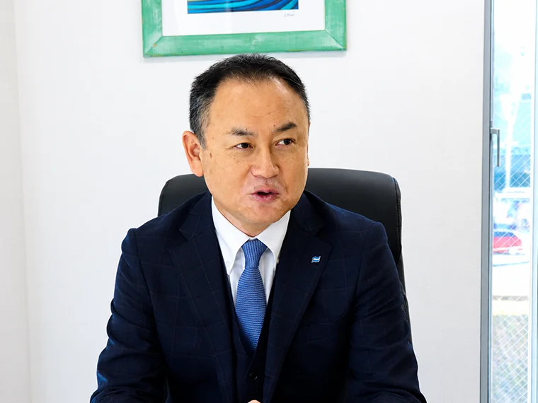 インタビューに答える代表取締役社長