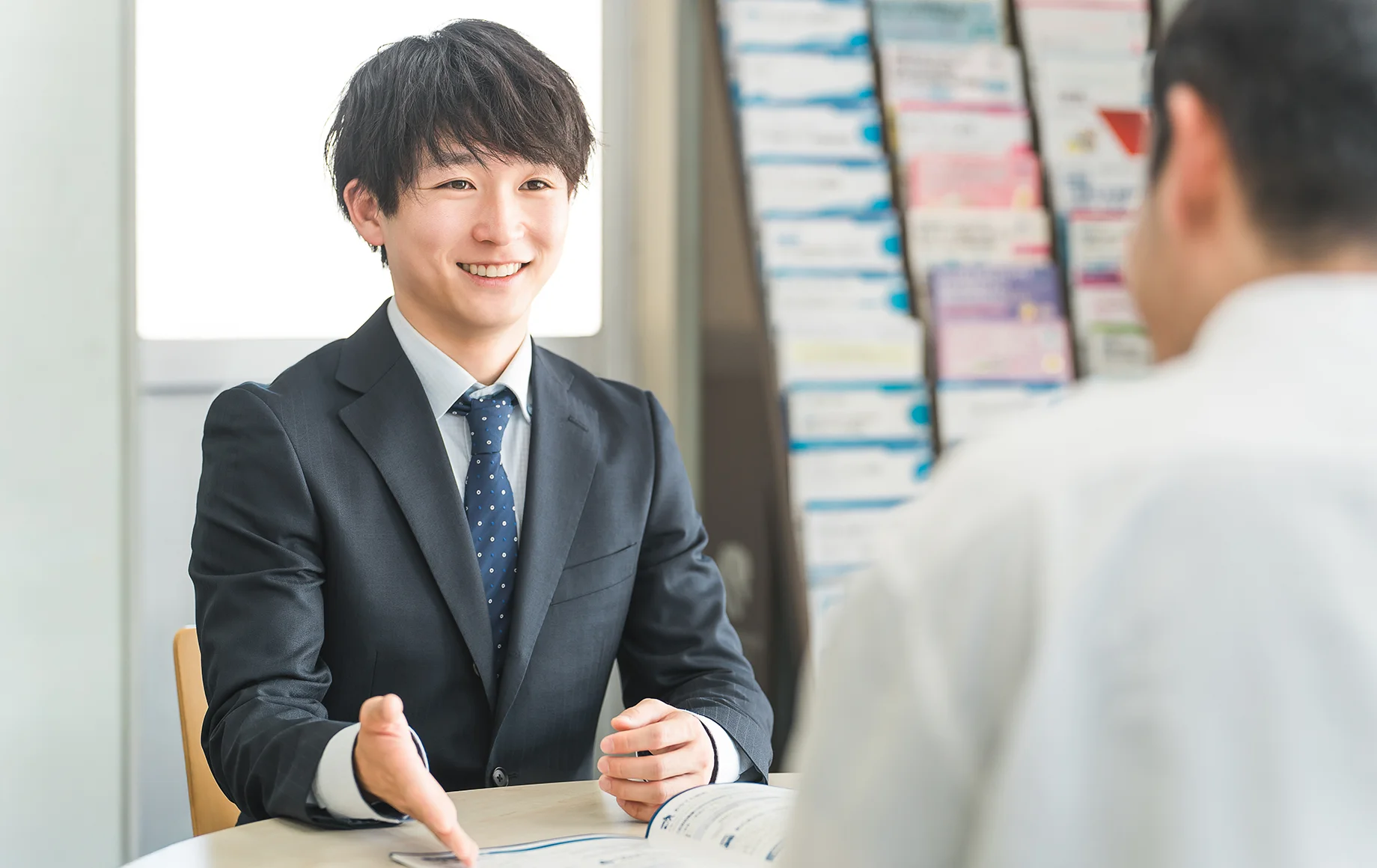 不動産の相談を受けるスタッフ
