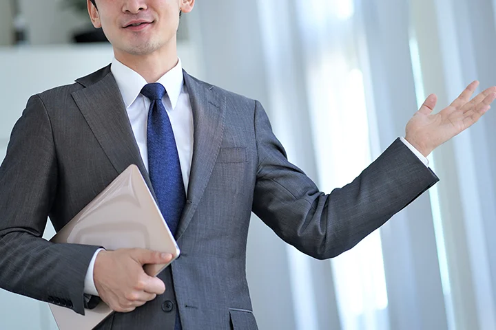 事業用物件を案内する不動産スタッフ