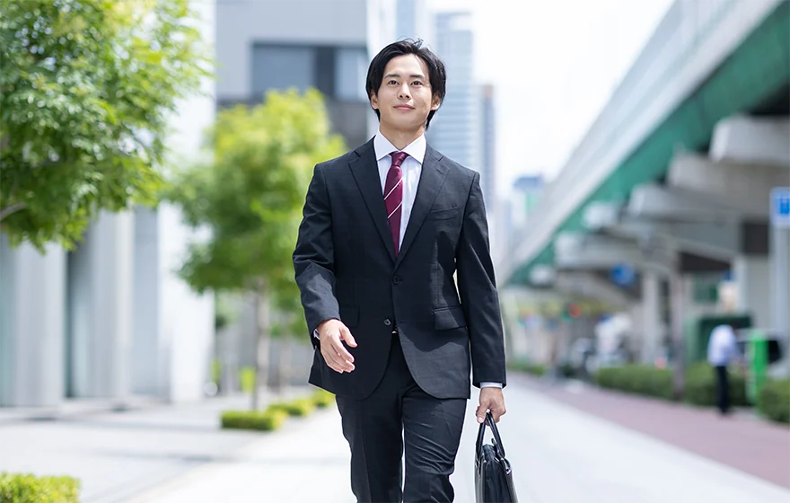 街を歩く若手社員