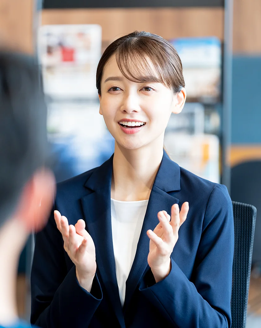 打ち合わせをするスタッフ